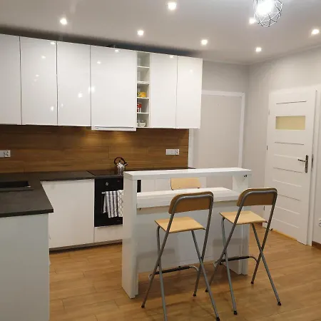 Maly W Zieleni Blisko Jeziora * シロダ・ヴィエルコポルスカ