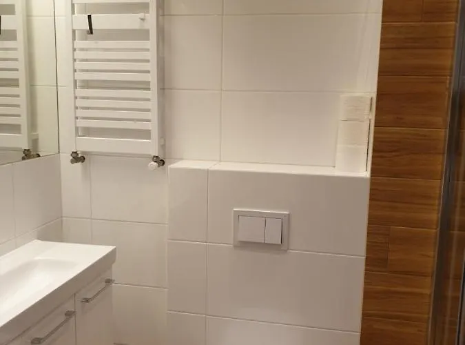 Maly W Zieleni Blisko Jeziora *