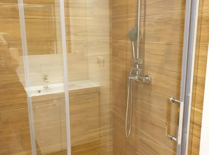 Maly W Zieleni Blisko Jeziora *